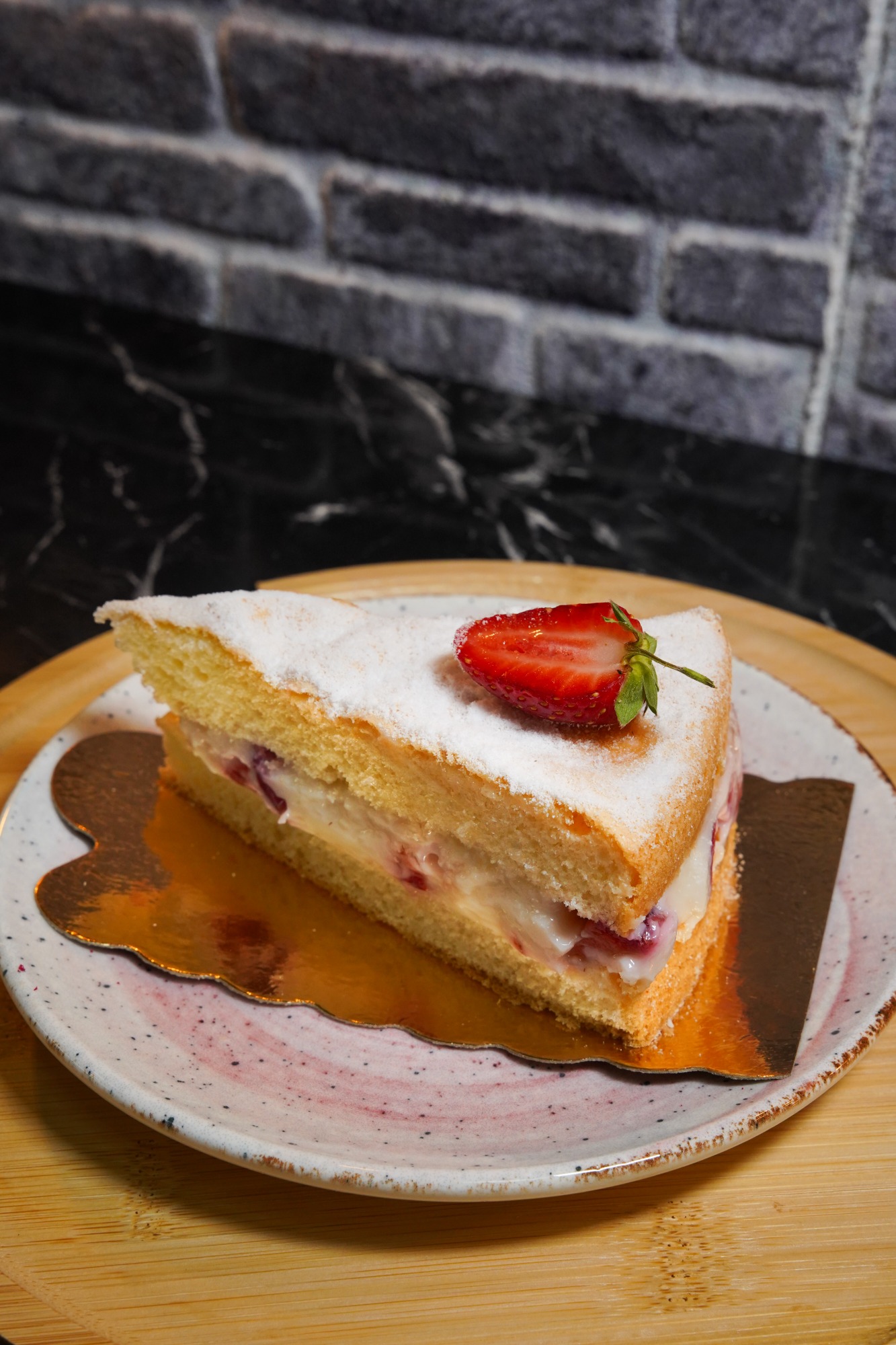 ÇİLEKLİ ALMAN PASTASI 